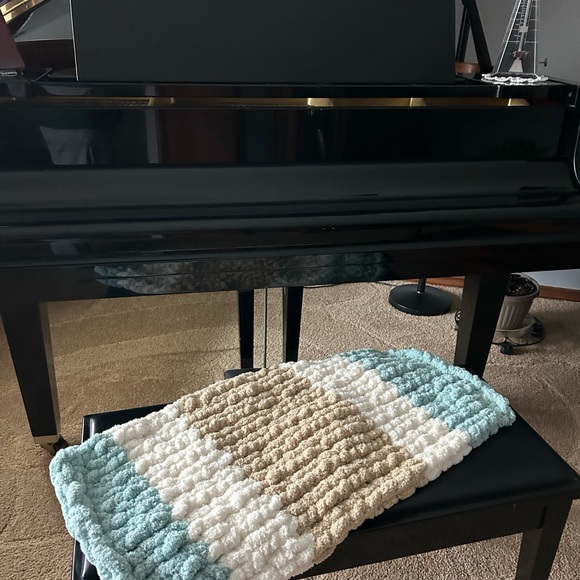 Handmade chunky knit tri coloured pet bed. Mint, cream and tan coloured. - Picture 2 of 10